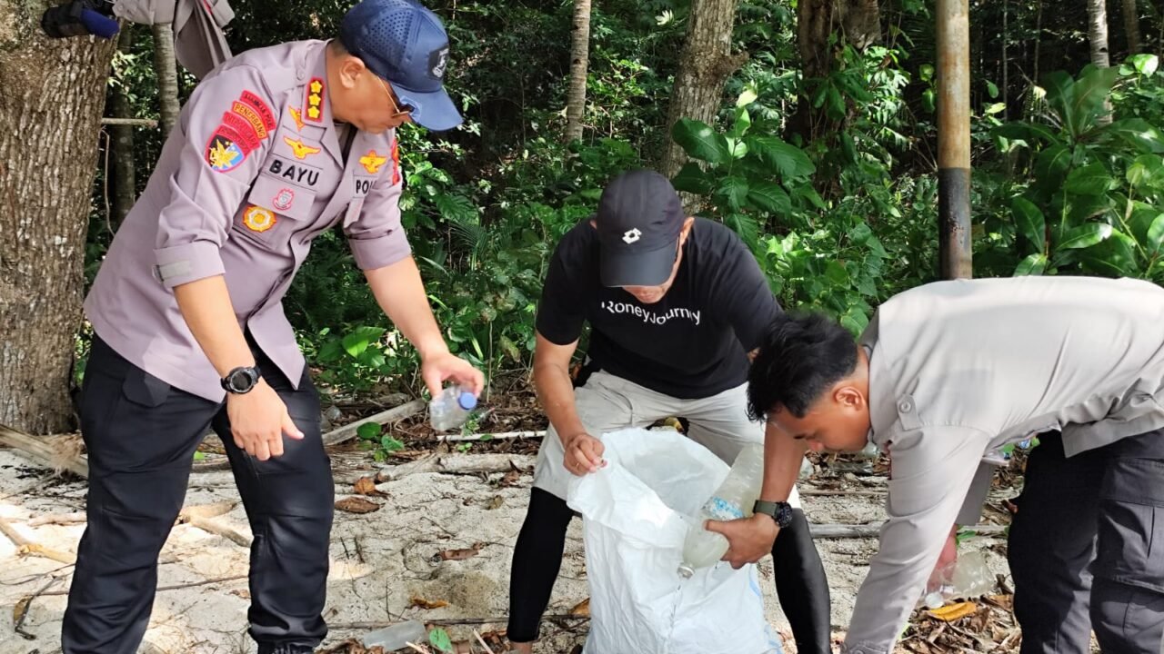 Direktur Polairud Polda Sulut Berjibaku Angkat Sampah Bersama Jurnalis di Pulau Lembeh